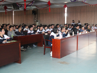 乘风破浪，此地凝楚才；势破苍穹，明德聚辩雄——记长沙市明德中学第十二届高新辩论赛班级决赛