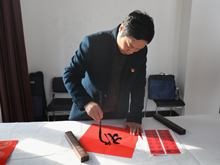 【我和我的社区】党群结对进社区，撰写春联送祝福