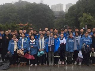 拒绝乱丢乱扔  清洁公园我维护——明德中学K437南郊公园清洁服务志愿活动暨“垃圾不乱扔”主题快闪活动