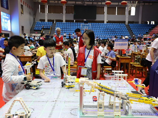 掌上长沙特别报道|湖南省中小学机器人竞赛在“院士摇篮”明德中学举行