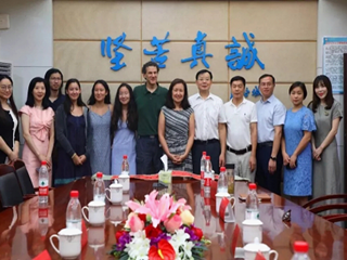 明德中学创办人胡元倓老校长后人胡建英女士来校参观交流