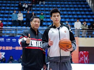 《新华社》报道：明德毕业篮球队员、中南大学黎璋霖登顶CUBA历史得分王!