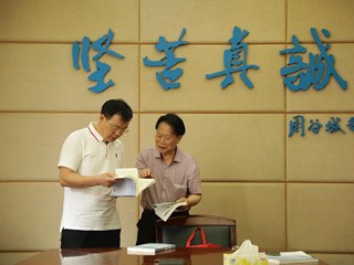 情系母校，书送爱心——明德校友周永龄向母校赠送图书