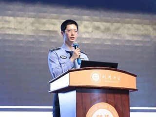 向光而行，成为更好的自己！