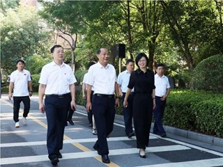 省政府副秘书长季心诠深入明德中学开展教师节走访慰问